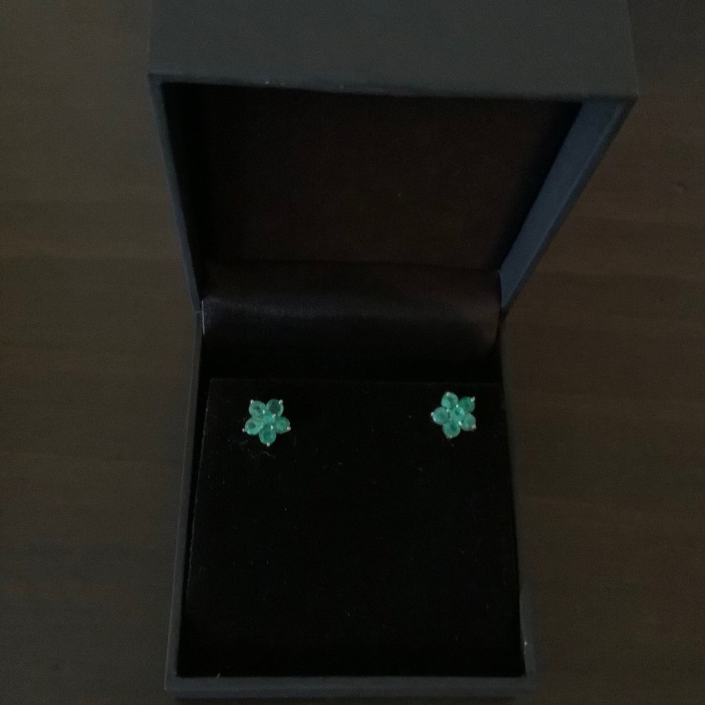 Emerald / Gold flower earrings in box